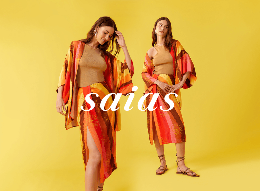 duas mulheres usando conjunto estampado